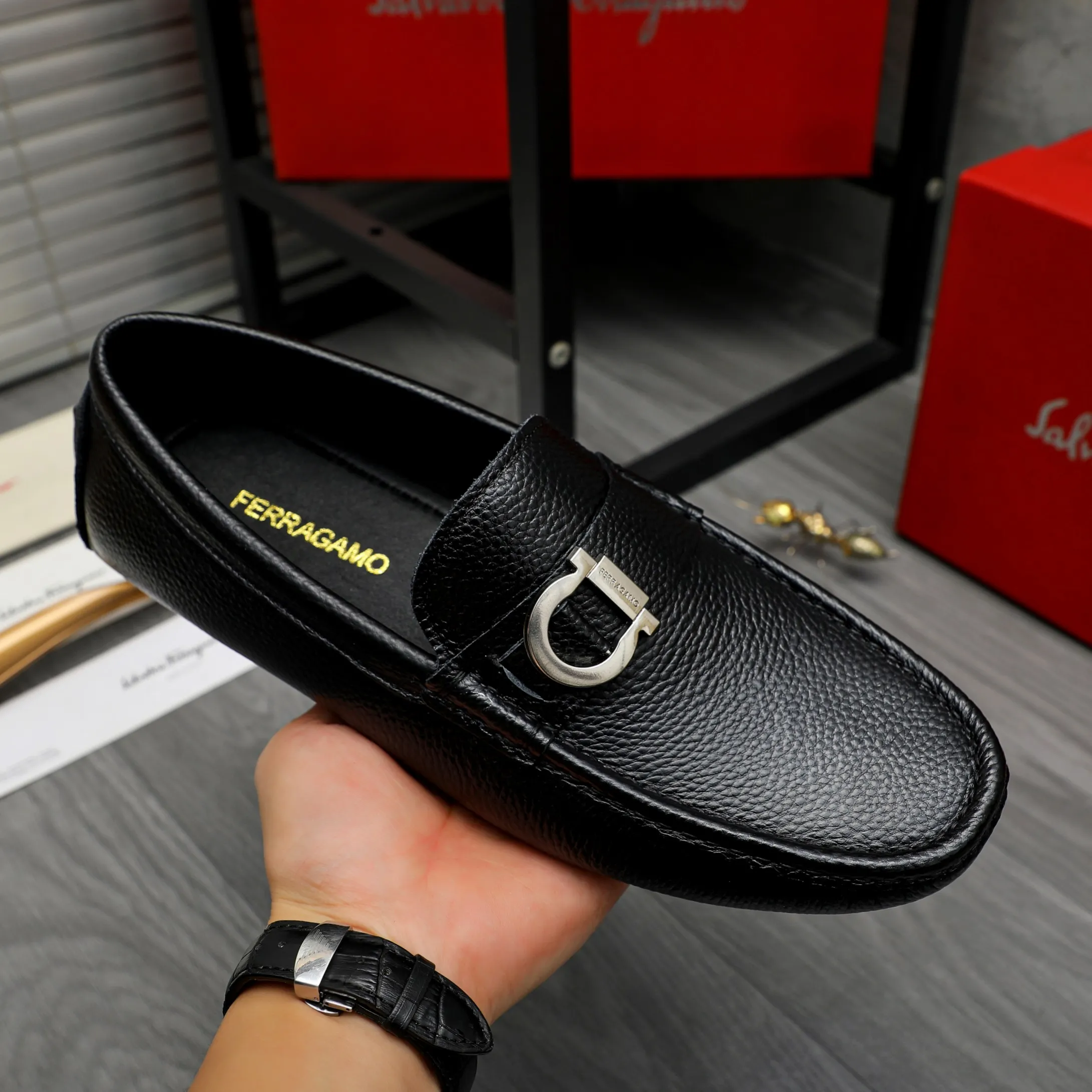 P420 Product trademark: Ferragamo [Ferragamo] Casual slip-on men's shoes Regular size: 38-44 Product material: Selected pebbled cowhide upper, sheepskin lining, original rubber outsole